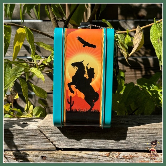 🤠NWOT/Archie McPhee Cowgirl Lunchbox Purse/Embossed Metal/Charm/8.5”W 7”H 4”D - Picture 4 of 17